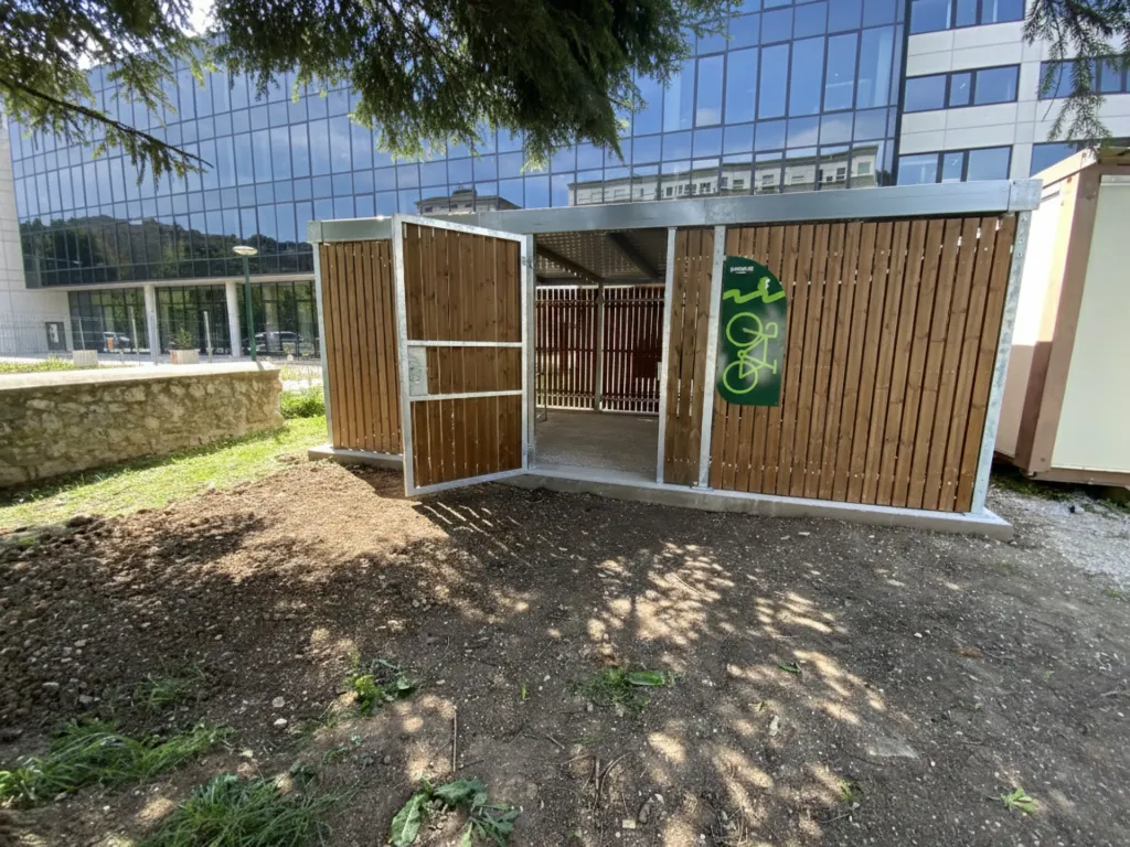 abri vélos bosquet fermé devant batiment en bois.webp