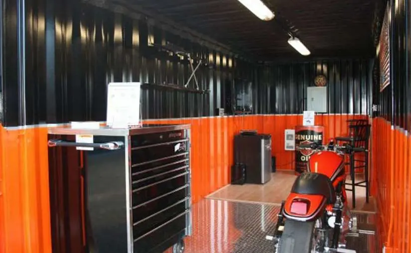 Un atelier moto sur la base d'un container