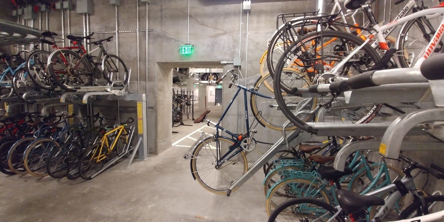Arceaux vélos doubles étages avec de nombreux vélos stationnés