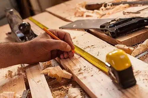 Customisation du bois pour un abri vélos design et naturel