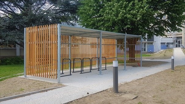 Abris pour vélos en bois avec structure en métal