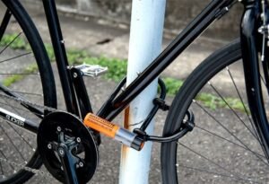 Bicyclette sécurisée avec antivol marqué "Secure Lock" pour prévenir le vol de vélo