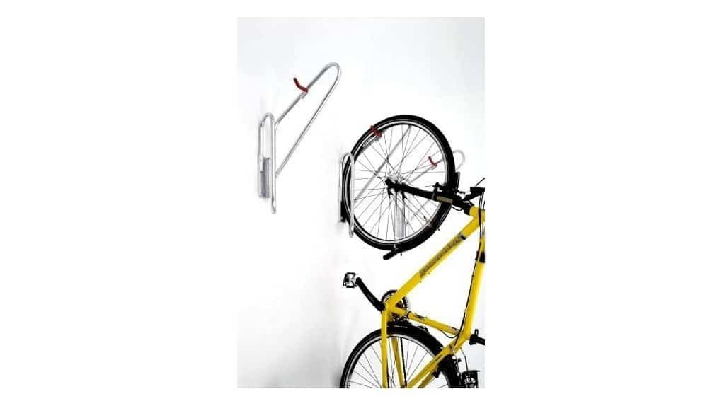 Ranger un vélo à la vertical grâce à un support pour les garages