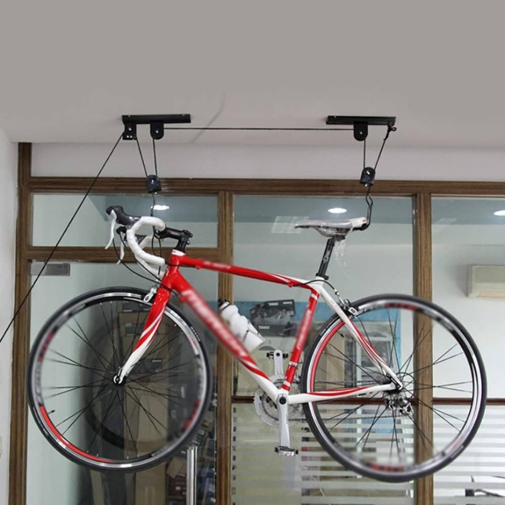 Système d'accroche pour vélo utilisant une poulie, permettant de hisser et de suspendre le vélo en hauteur