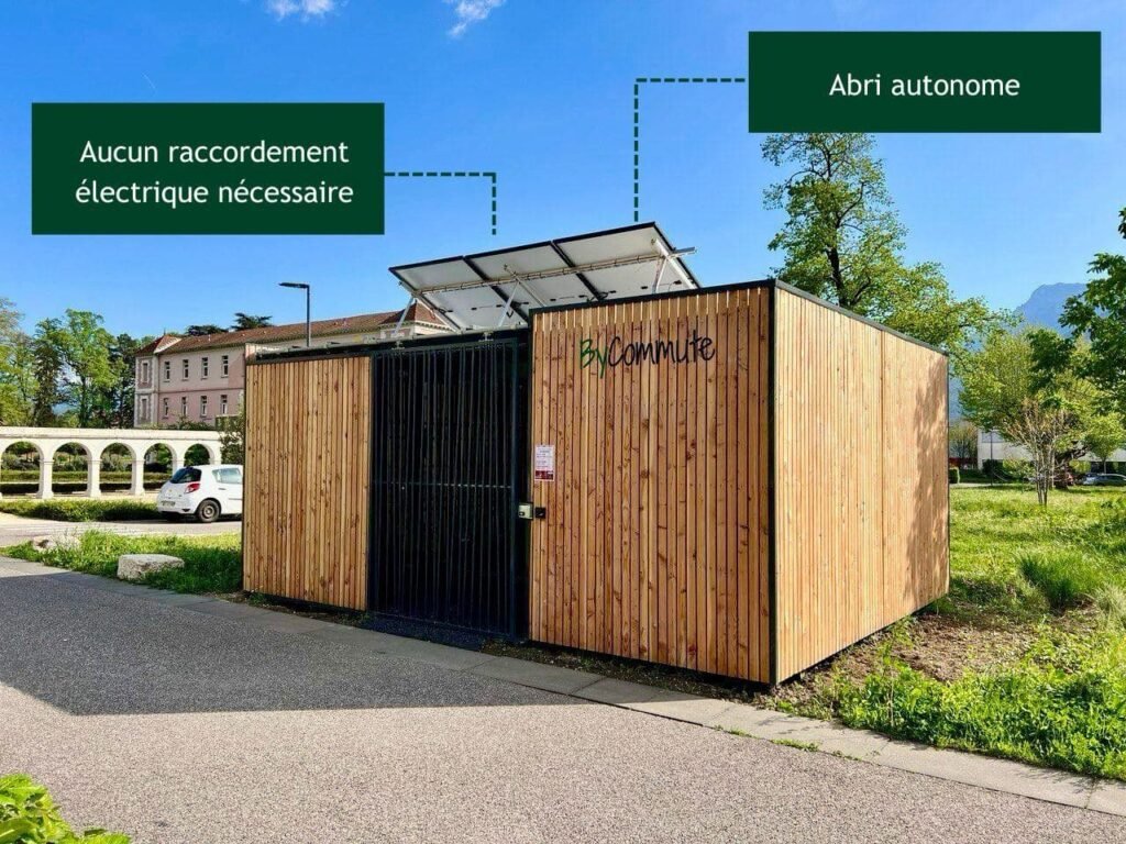 Abri vélos autonome en container maritime recyclé, recouvert de bois, sans raccordement électrique, ByCommute