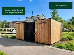 Abri vélos autonome en container maritime recyclé, recouvert de bois, sans raccordement électrique, ByCommute