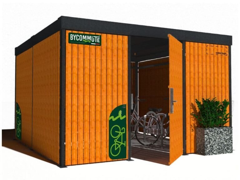 Abri vélo fermé en bois avec porte ouverte, logo Bycommute, panneaux personnalisables et structure métallique noire, plusieurs vélos stationnés à l’intérieur, idéal pour entreprise ou collectivité.