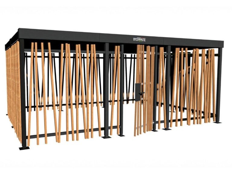 Abri vélo fermé design Bycommute avec structure métallique noire et lames bois inclinées en façade et sur les côtés, porte sécurisée au centre, solution esthétique pour entreprises ou collectivités.