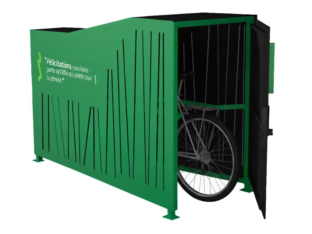 Abri vélo fermé individuel en métal vert et noir, avec design ajouré et message écologique sur le côté, contenant un vélo rangé à l'intérieur.