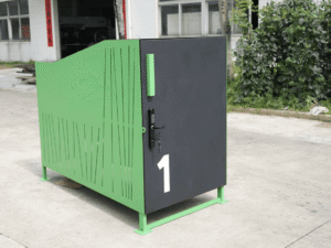 Abri vélo fermé individuel en métal vert et noir avec porte sécurisée à digicode, installé sur une dalle en béton.
