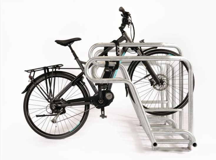 Support vélo en métal galvanisé avec vélo électrique sécurisé, idéal pour un abri vélo entreprise ou collectivité.
