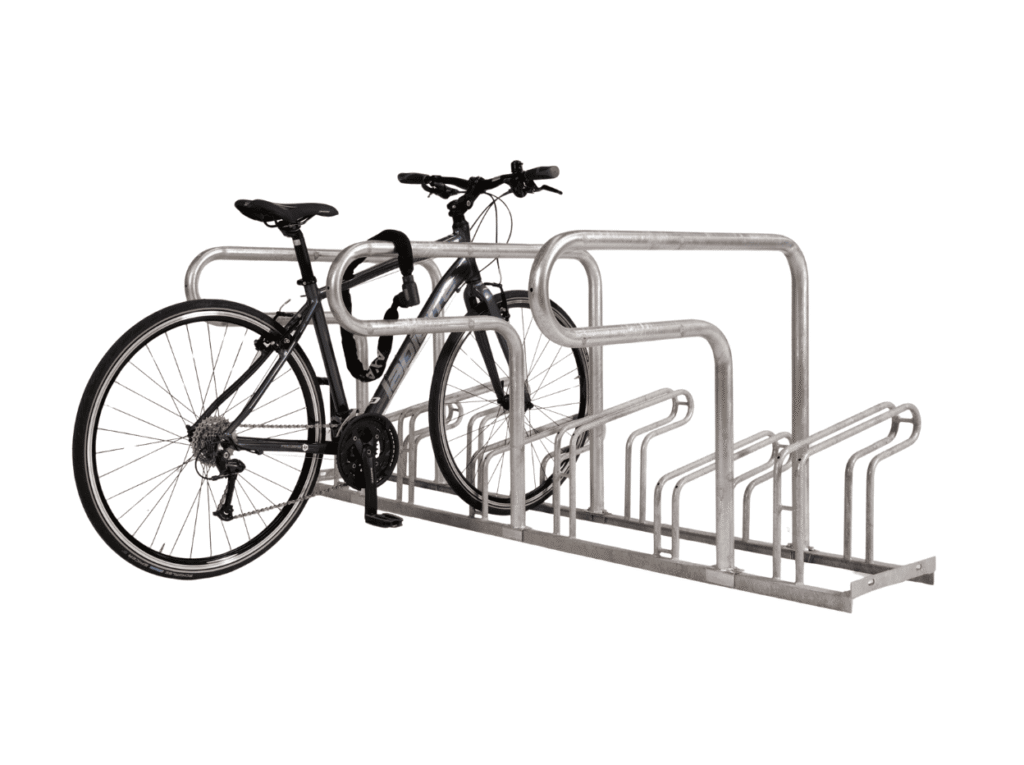Fahrradständer aus verzinktem Metall mit sicherem Platz für sechs Fahrräder, einschließlich eines Fahrrads, das mit einem U-Schloss gesichert ist.