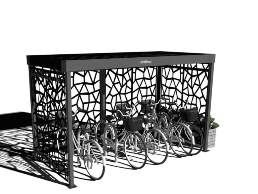 Design-Fahrradunterstand Bycommute aus schwarzem Metall mit durchbrochenen Wänden mit geometrischem Muster, der mehrere abgestellte Fahrräder enthält.