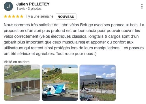 Abri vélo bois Bycommute avec structure métallique et panneaux latéraux en bois, installé sur un site d’entreprise ; abri vélo design et fonctionnel protégeant les vélos électriques et cargos.